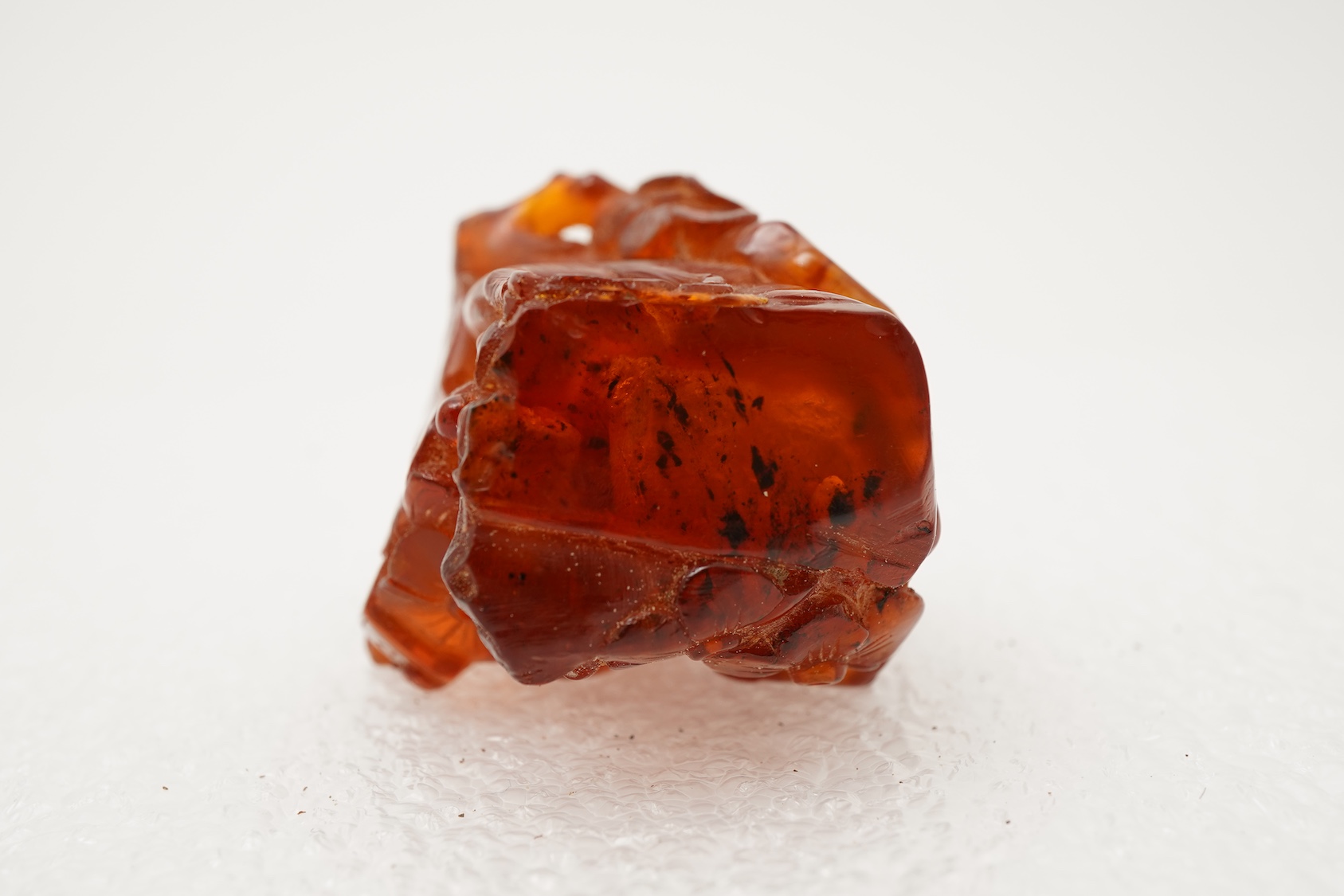 A Chinese caved amber snuff bottle, 19th century